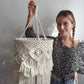 Abat-jour scandinave tissé en macramé avec franges pour un look bohème.