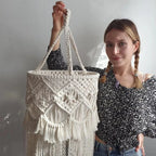 Abat-jour scandinave tissé en macramé avec franges pour un look bohème.