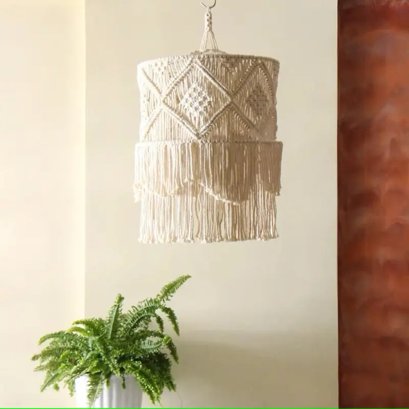 Abat-jour scandinave tissé en macramé avec design nordique élégant.