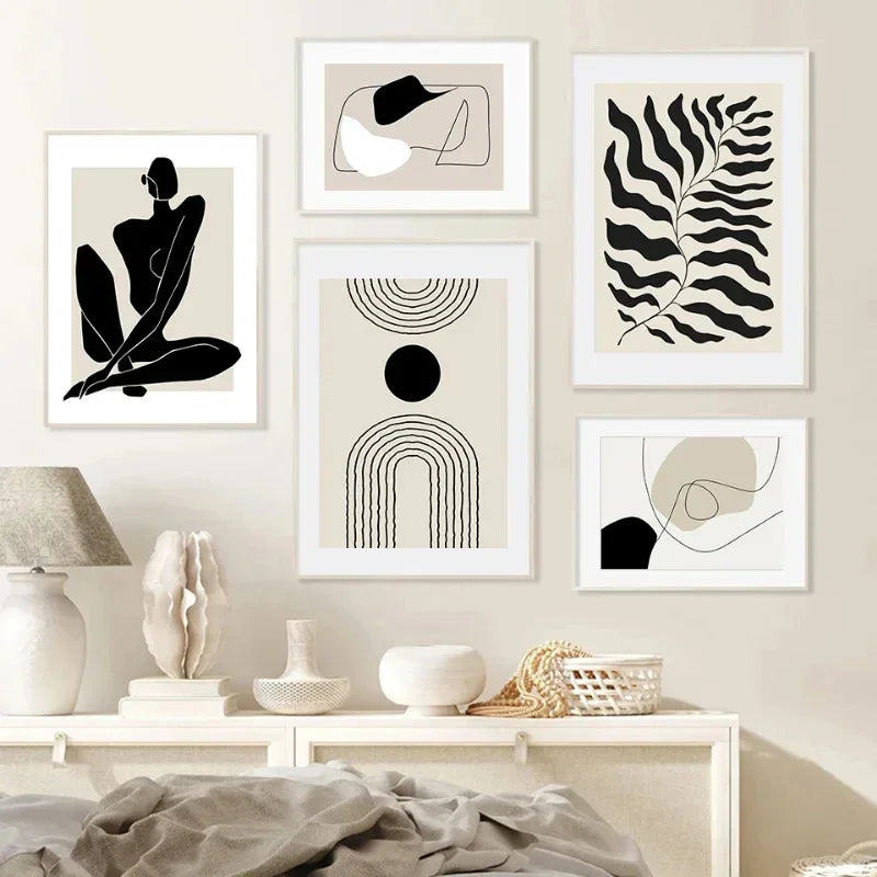Composition murale artistique avec formes organiques noires et beiges sur toile canvas