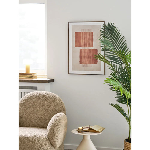 Fauteuil beige texturé à dossier rond et rembourrage moelleux duveteux