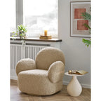 Fauteuil beige moelleux arrondi en tissu texturé, affiche abstraite terracotta et beige encadrée bois 50x70 cm