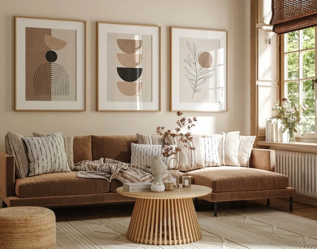 Intérieur de salon chaleureux avec Affiche murale géométrique sur toile Set de 3