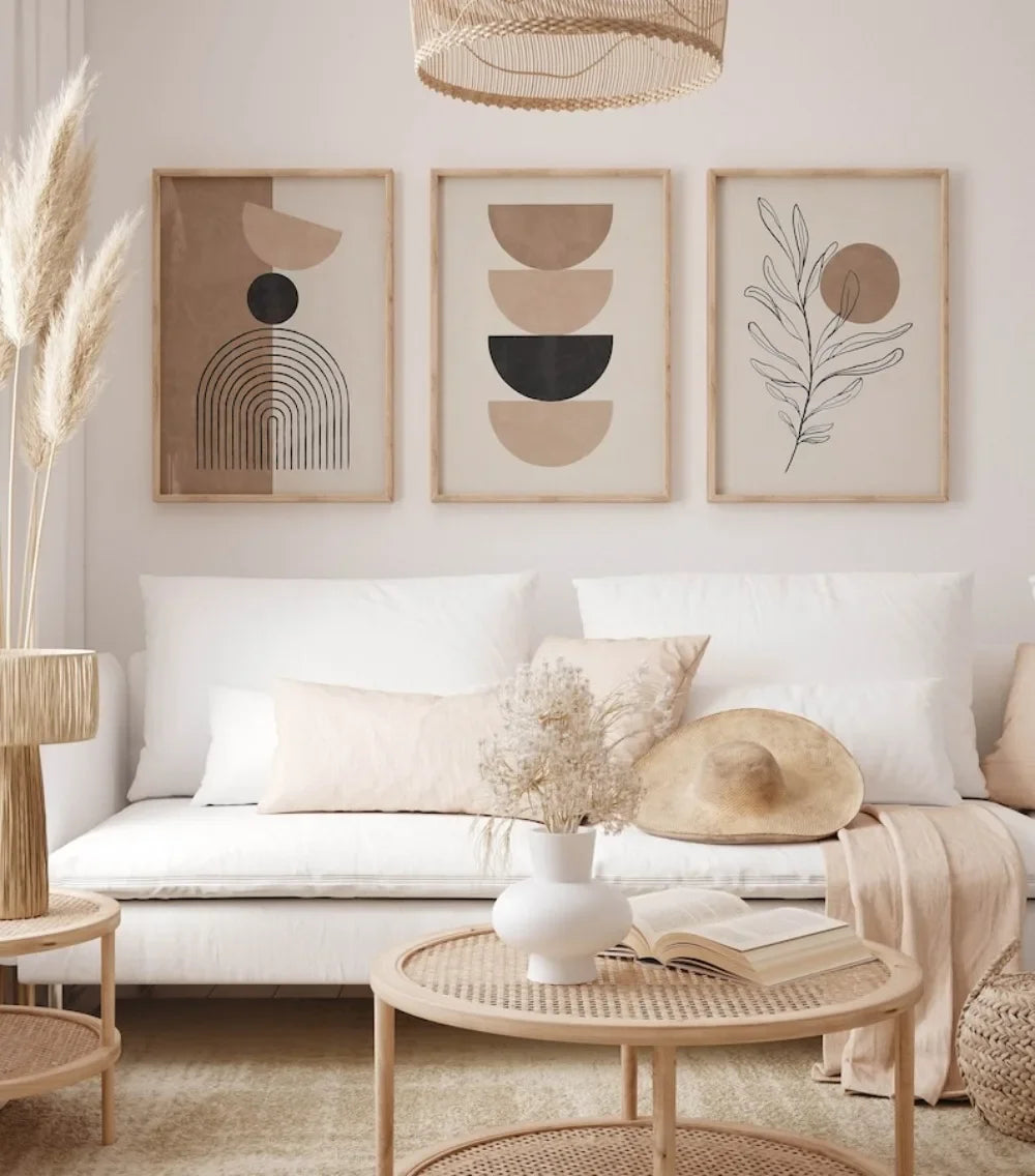 Décor de salon en tons neutres avec affiche murale géométrique sur toile Set de 3