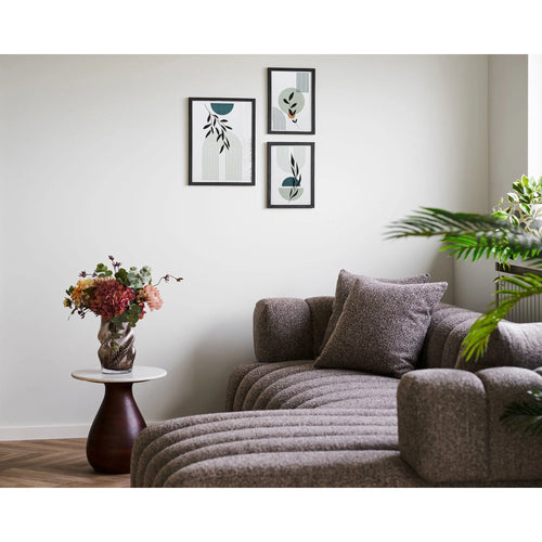 Vase métallique texturé torsadé avec bouquet fleuri coloré