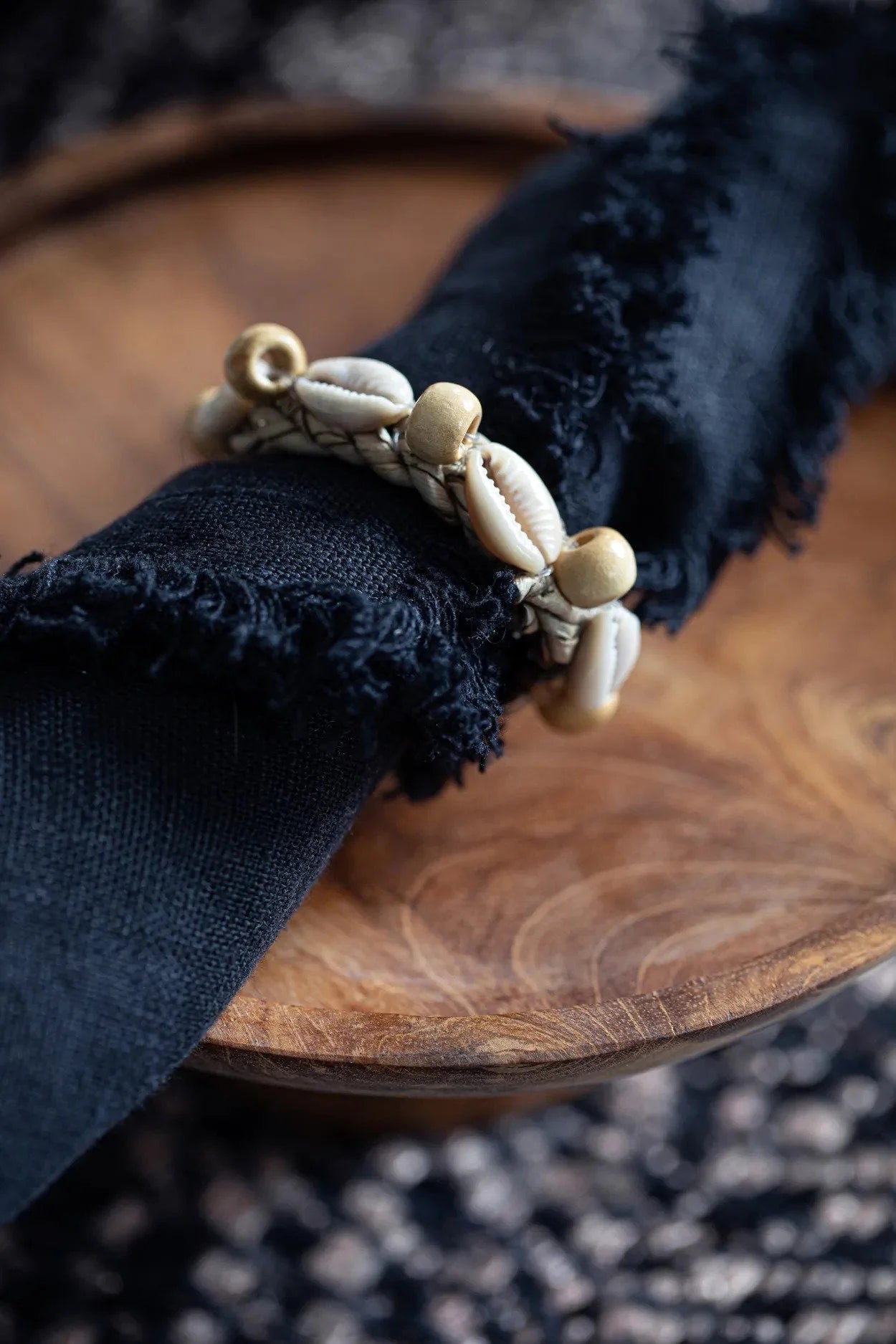 Bracelet de serviette en herbe marine et coquillages cauris beige crème