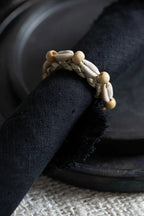 Bracelet délicat alternant coquillages cauris crème et perles bois clair