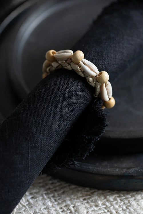 Bracelet délicat alternant coquillages cauris crème et perles bois clair