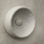 Gros plan sur la texture en résine de l'applique bohème chic, avec des reliefs travaillés.