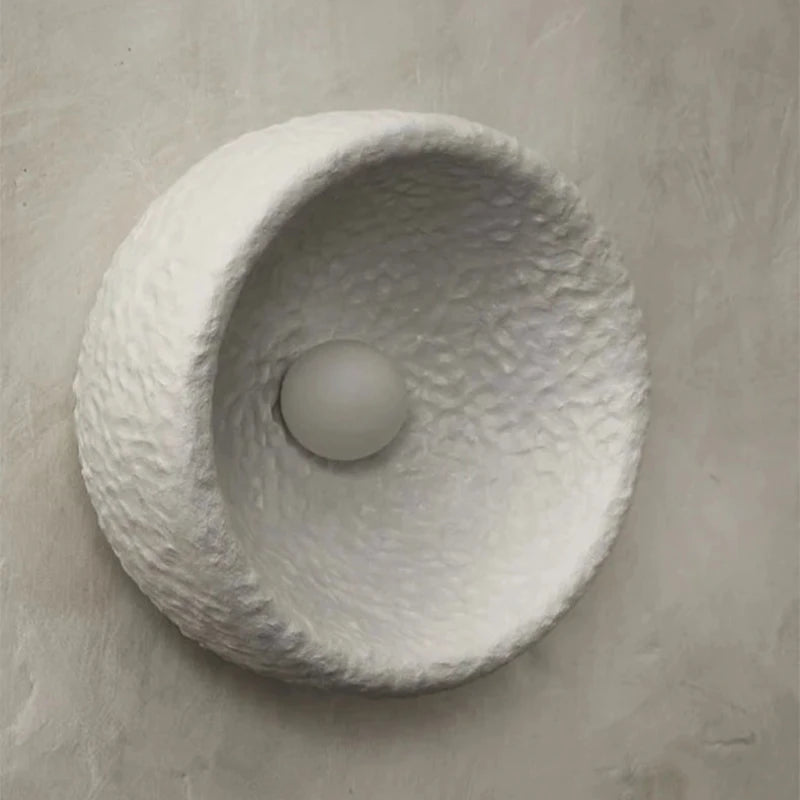 Gros plan sur la texture en résine de l'applique bohème chic, avec des reliefs travaillés.