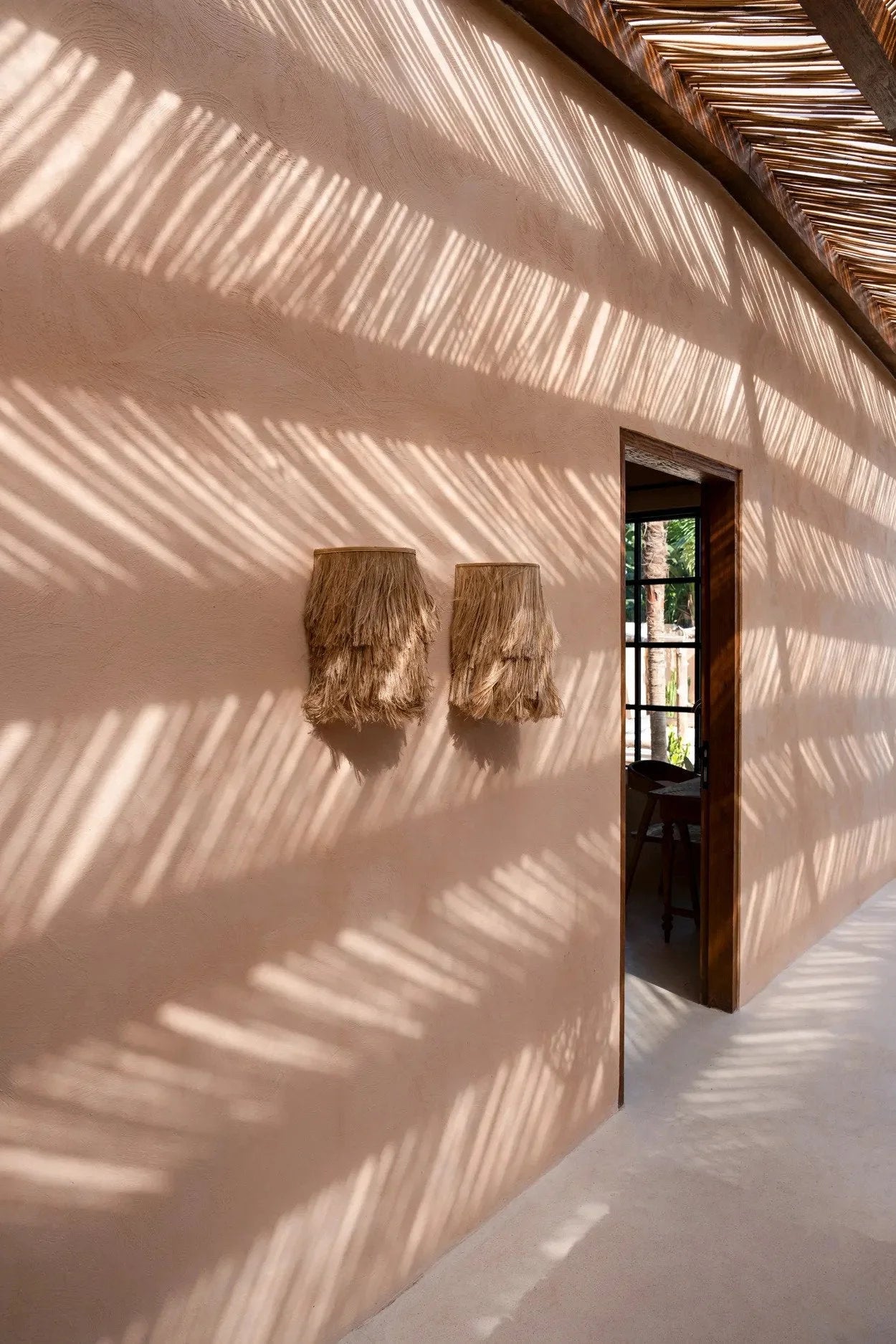 Applique murale en abaca tressé naturel avec deux lampes en paille et franges