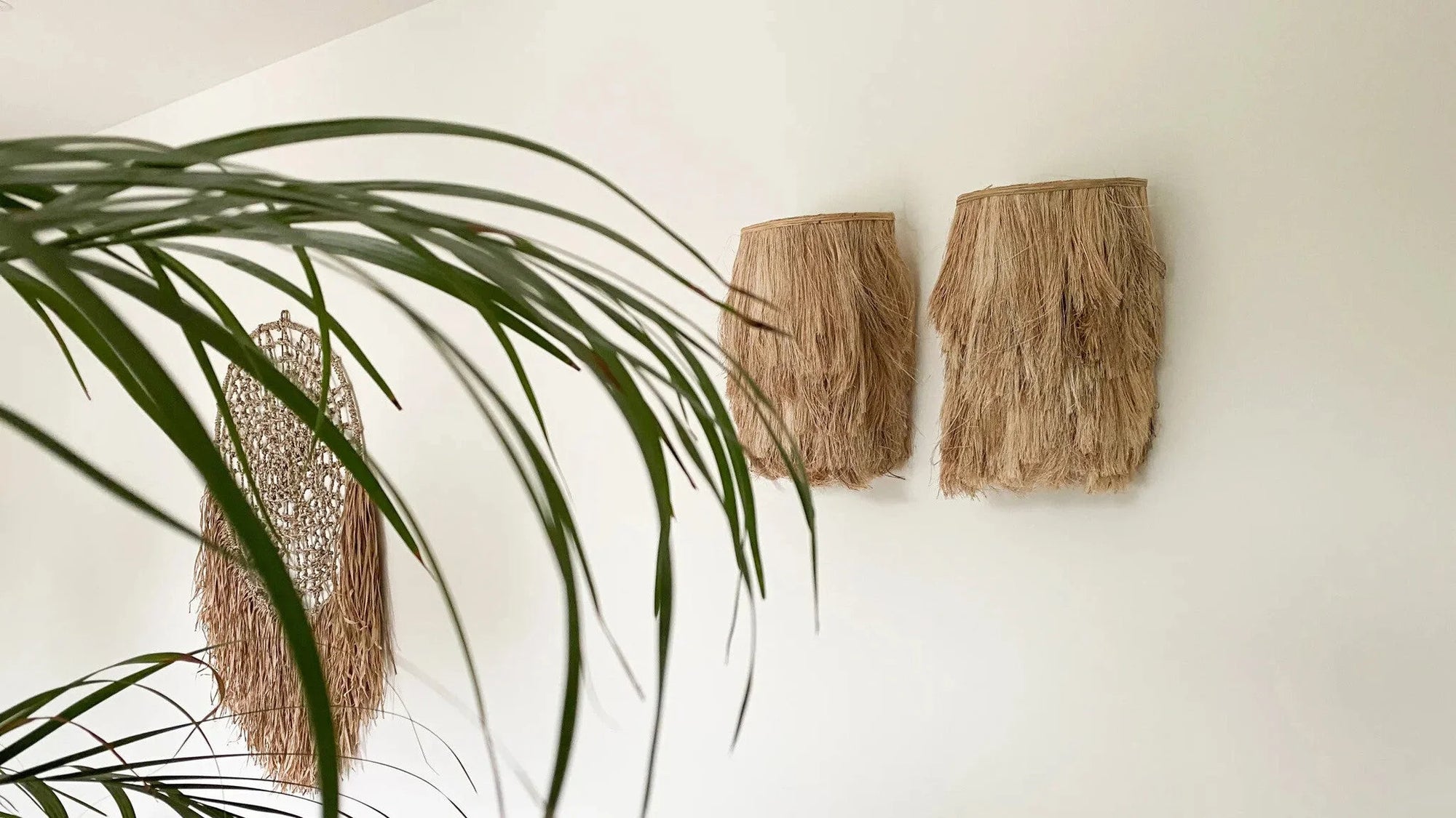 Applique murale en abaca tressé naturel avec franges et motifs de tissage mural