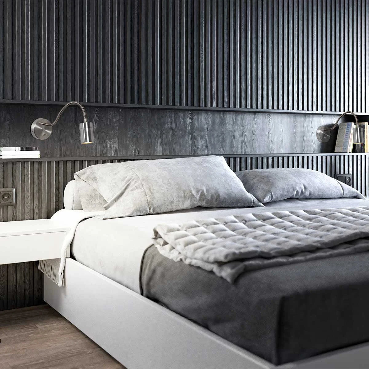 Photo d’une chambre moderne avec literie gris et blanc, éclairage mural en acier brossé
