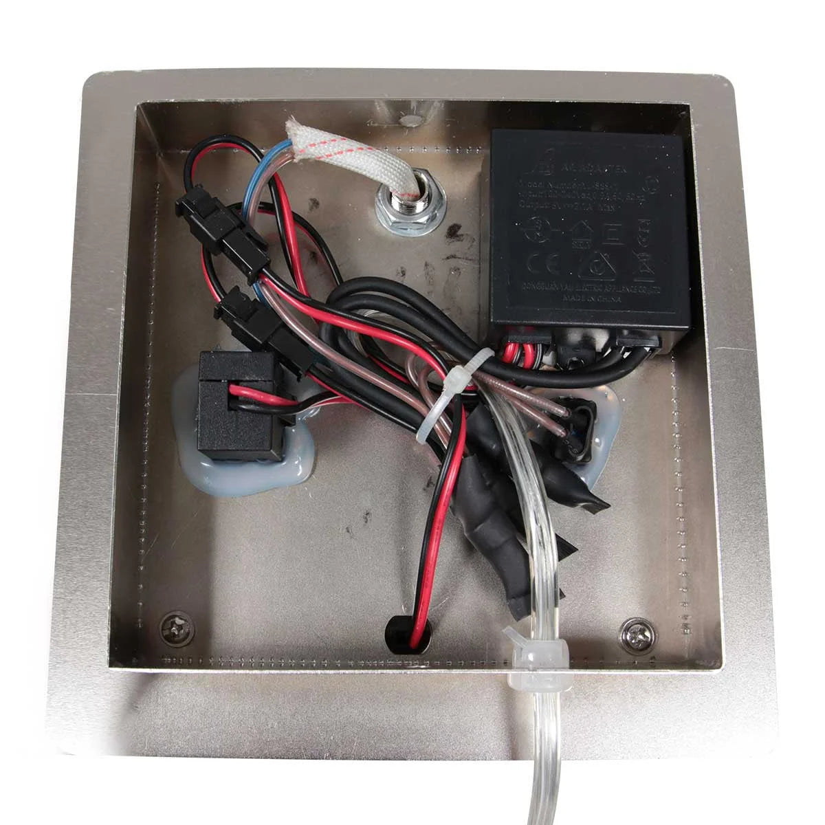 Câblage électrique dans une boîte en métal pour applique murale avec chargeur sans fil
