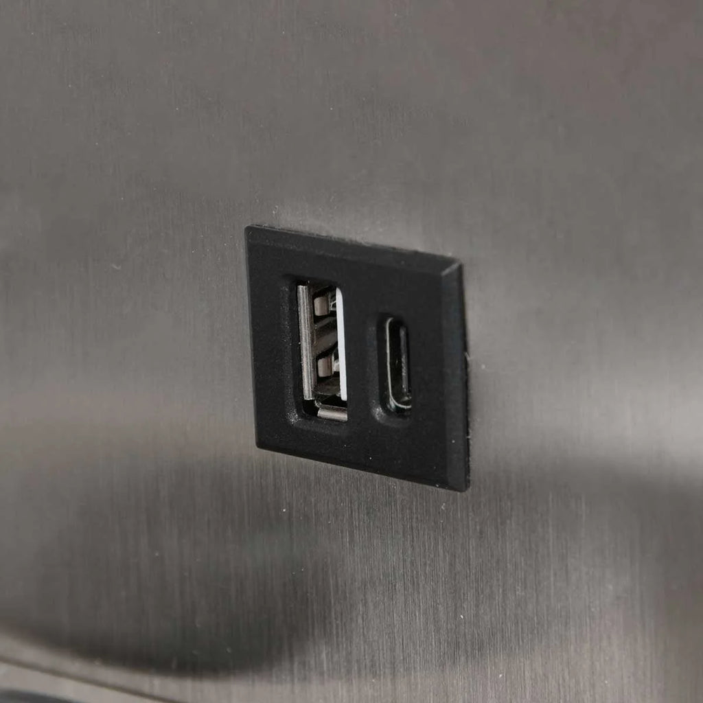 Port USB noir intégré dans l’applique murale en acier avec chargeur sans fil