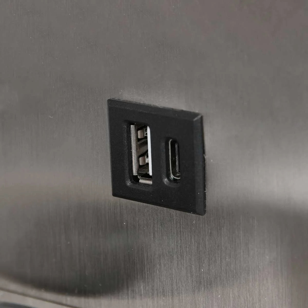 Port USB noir intégré dans l’applique murale en acier avec chargeur sans fil