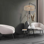 Look moderne avec applique murale bambou et métal noir à bras pivotant dans salon élégant