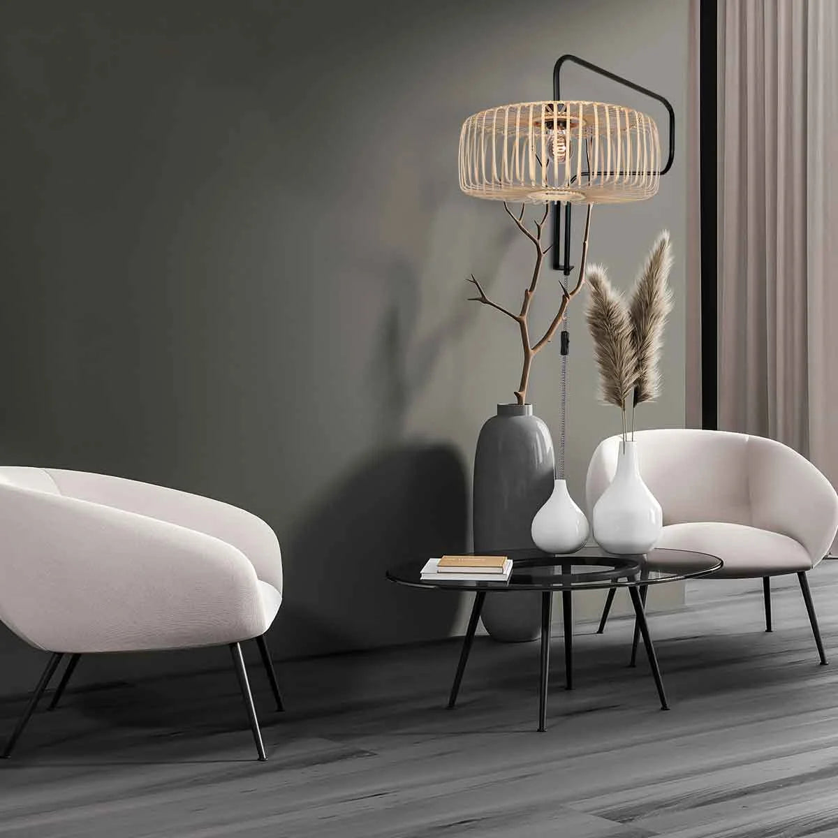Look moderne avec applique murale bambou et métal noir à bras pivotant dans salon élégant