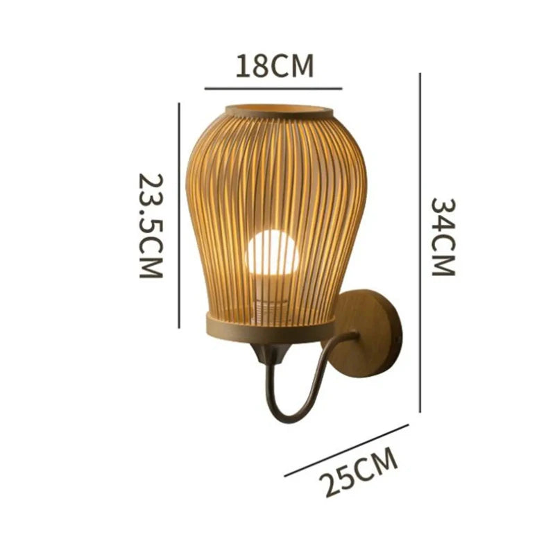 Dimensions de l'applique murale en bambou : hauteur 34 cm, largeur 25 cm, profondeur 18 cm.