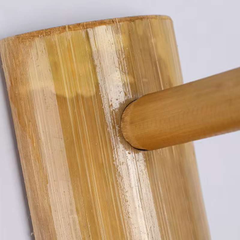 Gros plan sur le bambou tressé de l'applique murale, matériau naturel.