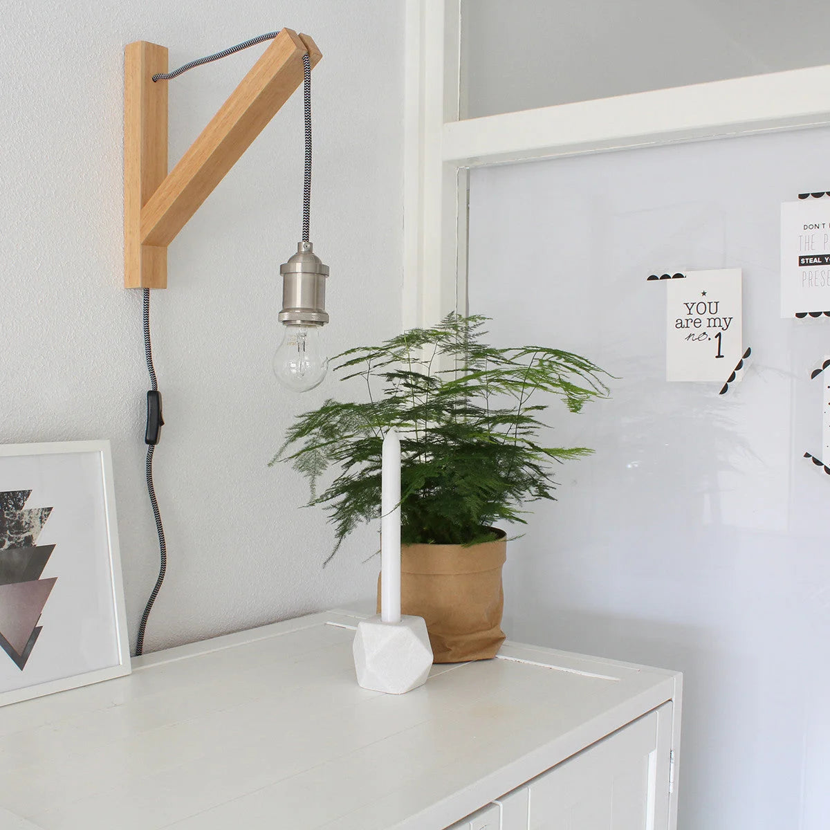 Applique murale en bois clair et métal brossé avec câble tressé noir et ampoule suspendue