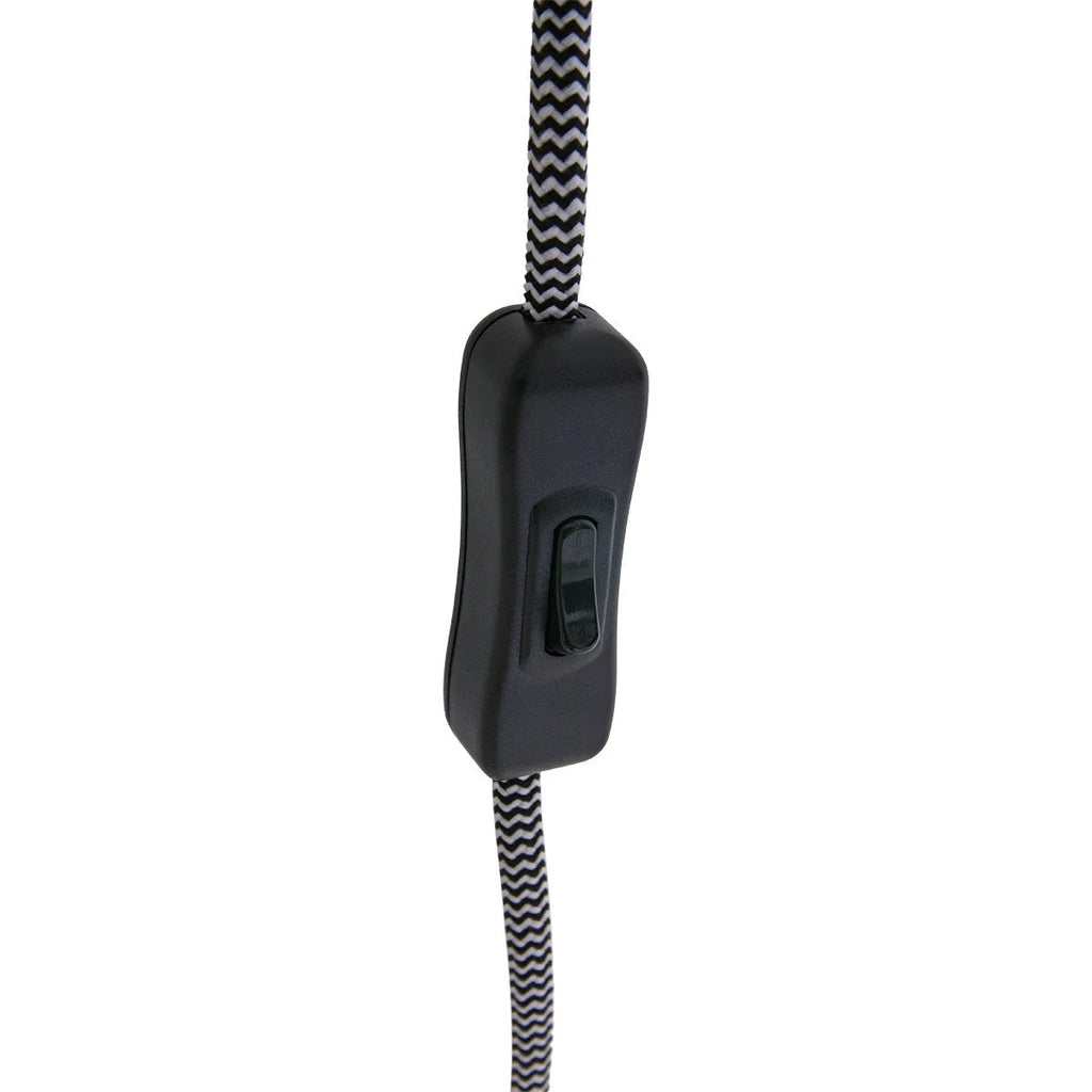 Interrupteur toggle noir sur un cordon tressé pour applique murale bois clair et métal brossé