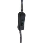 Interrupteur toggle noir sur un cordon tressé pour applique murale bois clair et métal brossé