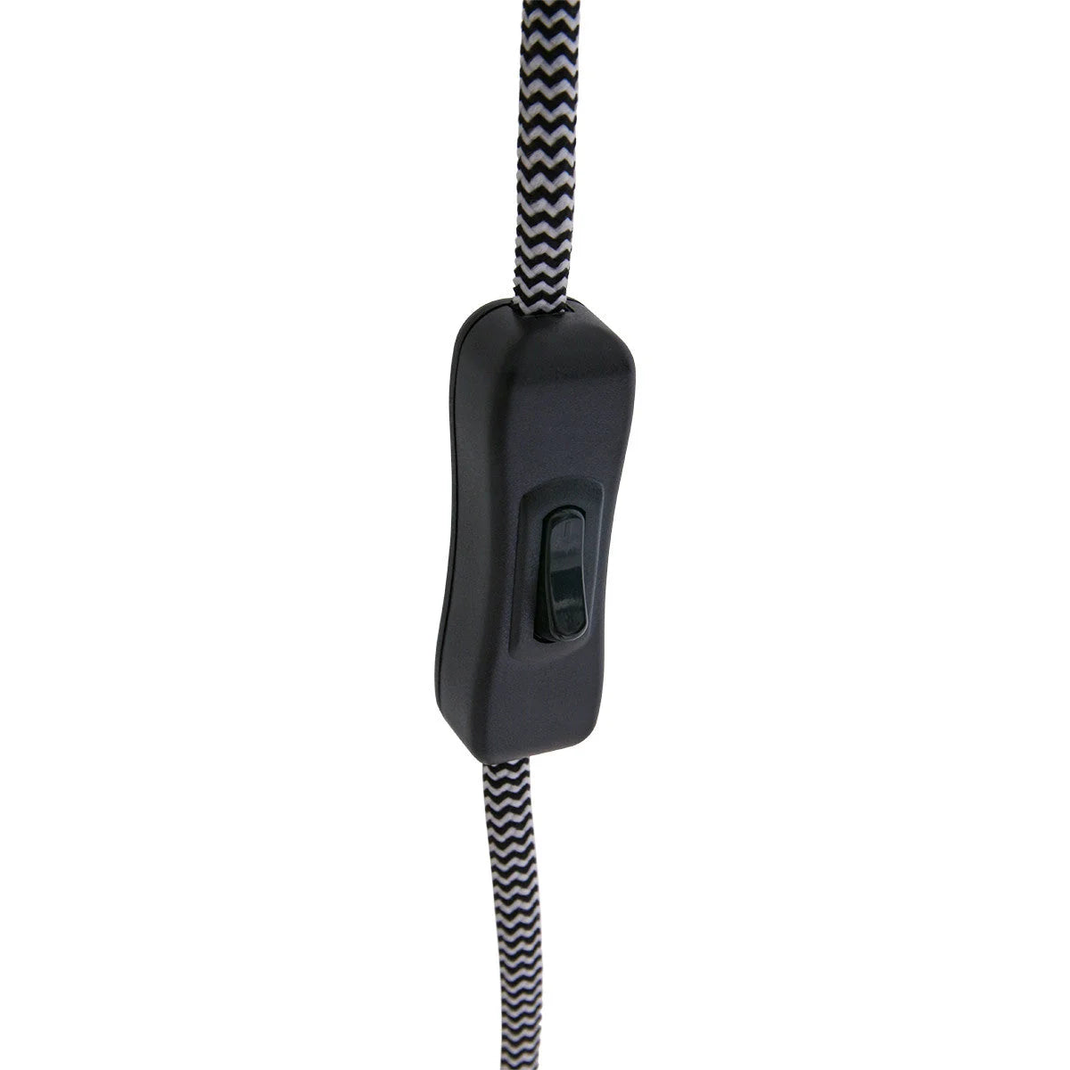 Interrupteur toggle noir sur un cordon tressé pour applique murale bois clair et métal brossé