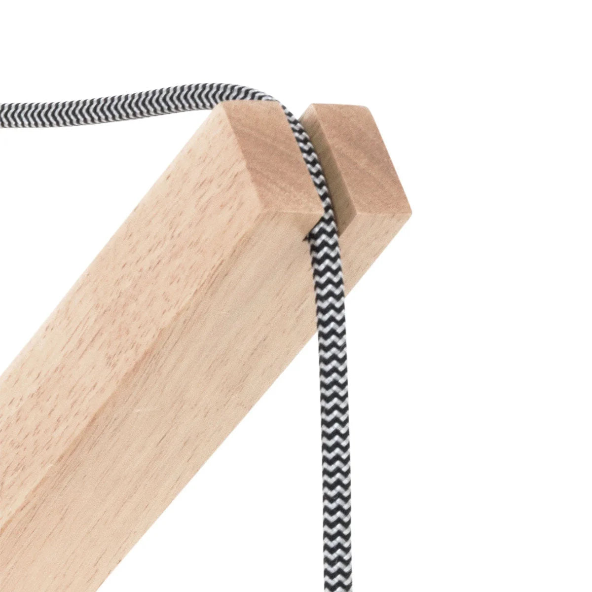 Applique murale en bois clair et métal brossé avec bras en bois et câble tressé noir