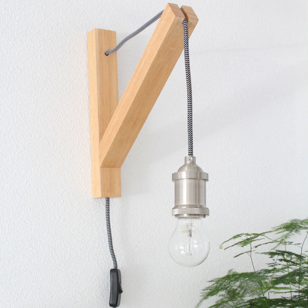 Applique murale en bois clair et métal brossé avec câble tressé noir