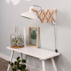Applique murale en bois naturel avec abat-jour blanc conique pivotant Ø23 cm