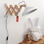 Applique murale en bois naturel avec abat-jour blanc conique pivotant Ø23 cm