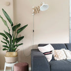 Intérieur de salon avec applique murale en bois naturel et abat-jour blanc pivotant