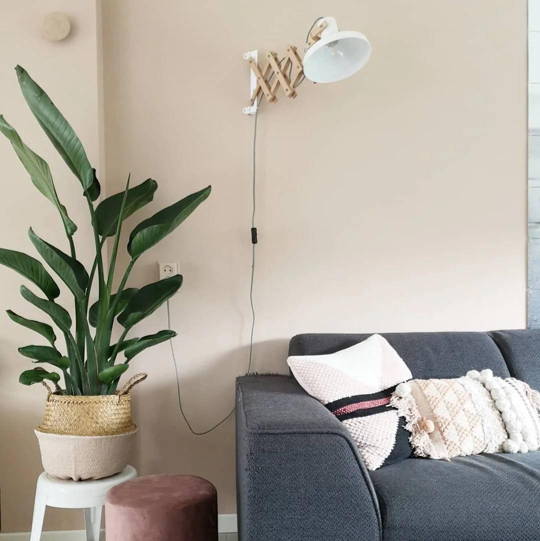 Intérieur de salon avec applique murale en bois naturel et abat-jour blanc pivotant
