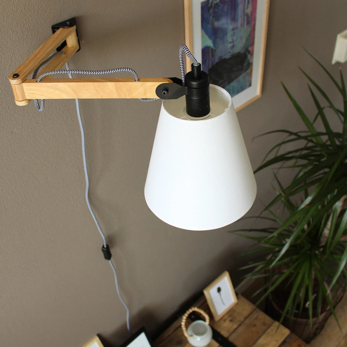Applique murale en bois naturel avec abat-jour conique blanc orientable Ø20 cm