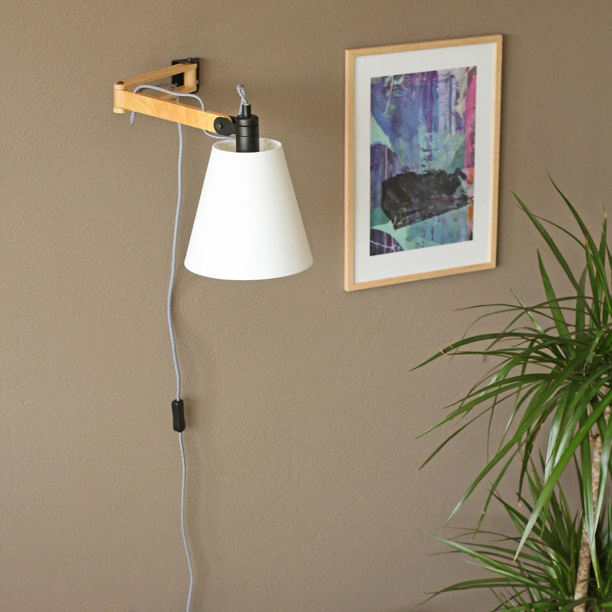 Applique murale en bois naturel avec abat-jour conique blanc orientable Ø20 cm