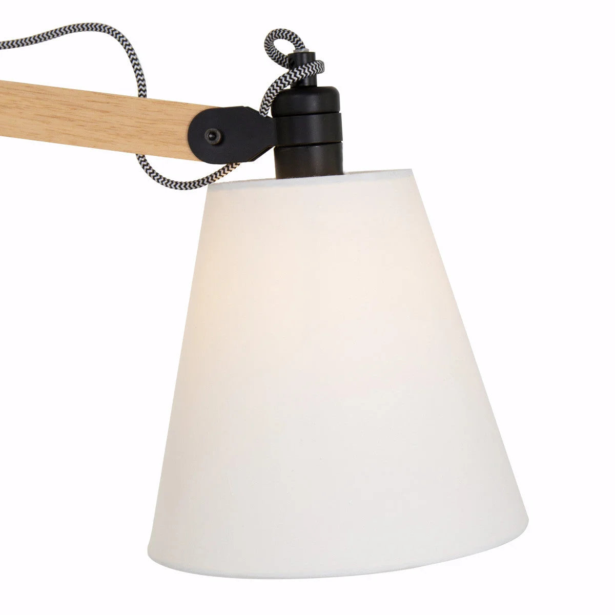Applique murale en bois naturel avec abat-jour conique blanc orientable éclairé