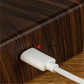 Détail du port de charge USB de l'applique murale en bois.