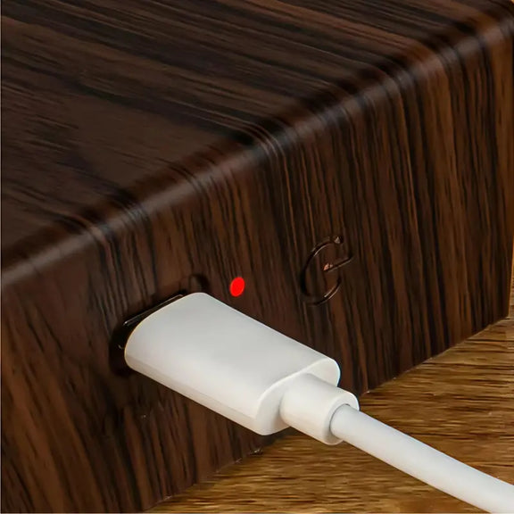 Détail du port de charge USB de l'applique murale en bois.