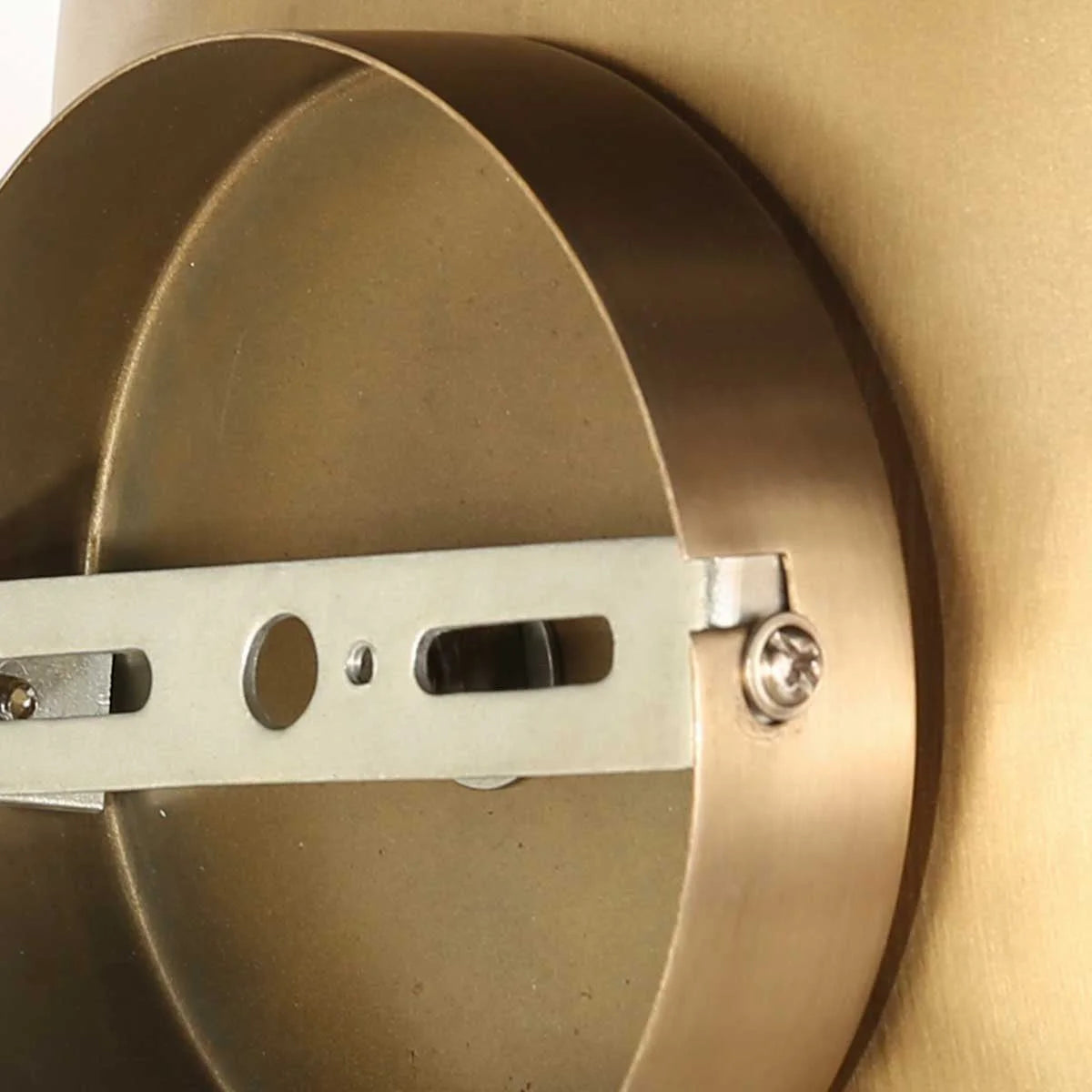 Applique murale dorée en métal perforé ovale avec fixation ronde pour lumière tamisée