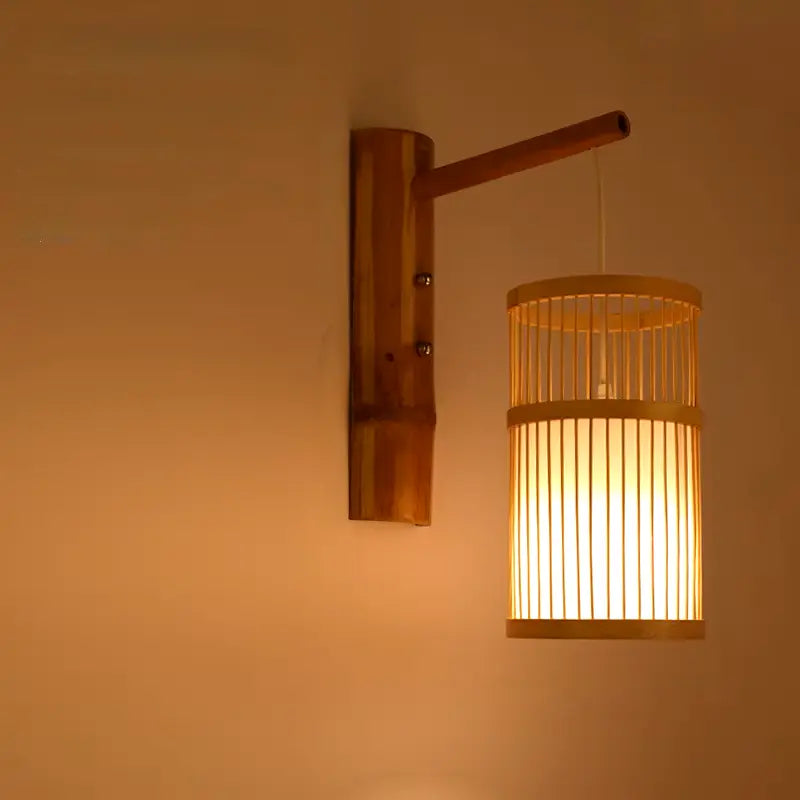 Applique murale en bambou cylindrique allumée, fixée au mur, diffusant une lumière tamisée