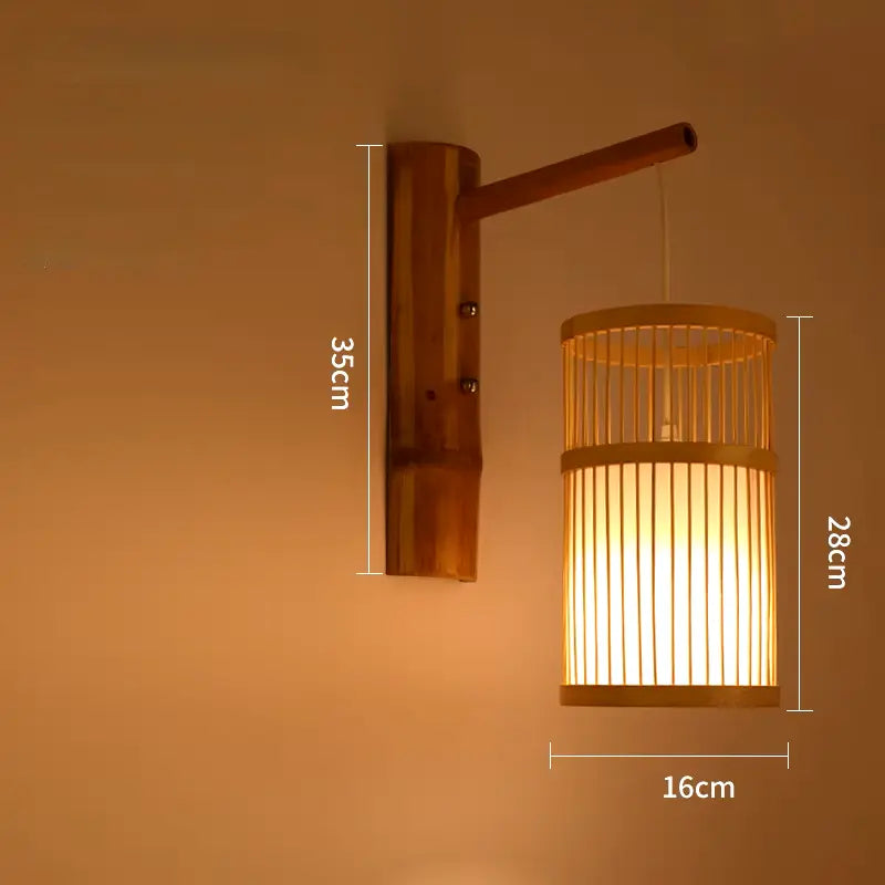 Applique murale en bambou cylindrique dans un intérieur, créant une ambiance chaleureuse