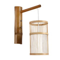 Détail du tressage en bambou naturel de l'applique murale cylindrique