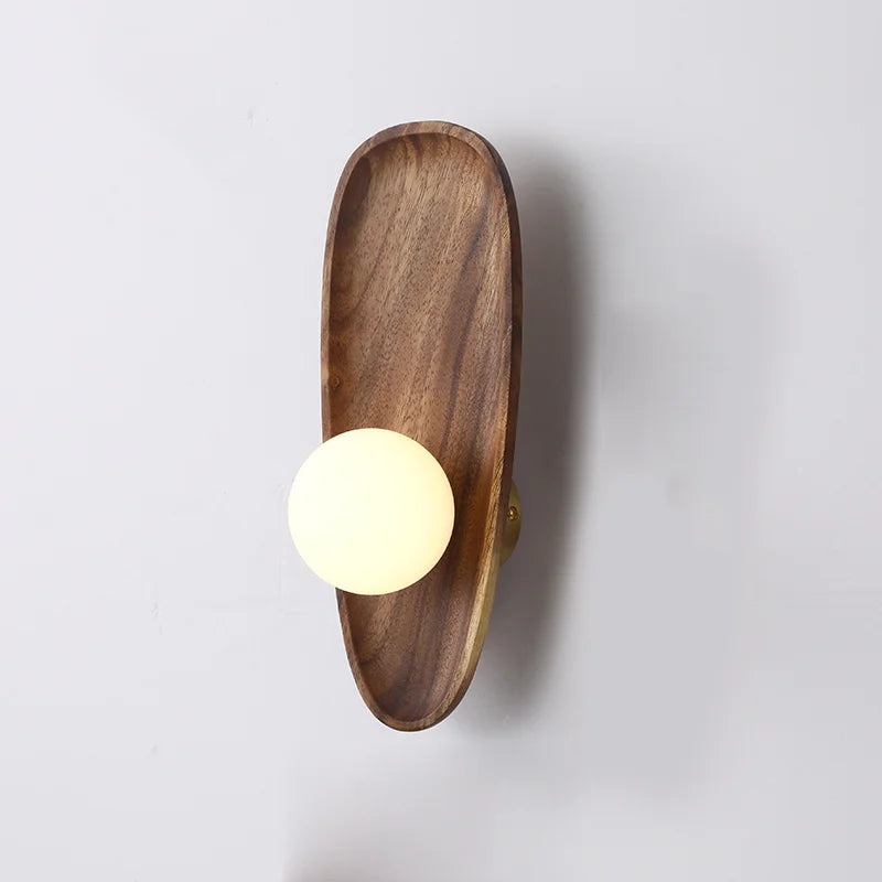 Applique murale en bois naturel installée dans une chambre.