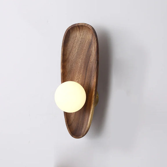 Applique murale en bois naturel installée dans une chambre.