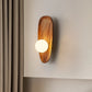 Applique murale en bois naturel installée dans un couloir, idéale pour un éclairage décoratif et pratique.