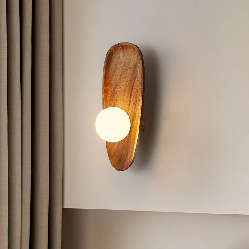 Applique murale en bois naturel installée dans un couloir, idéale pour un éclairage décoratif et pratique.