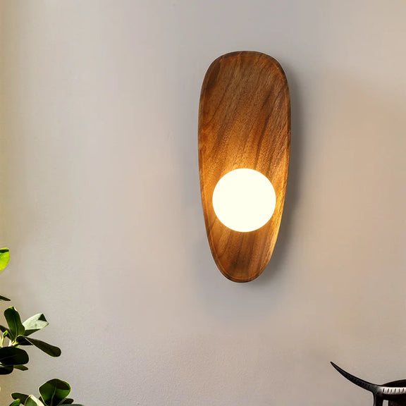 Applique murale en bois naturel dans un salon, éclairage tamisé créant une atmosphère cosy.