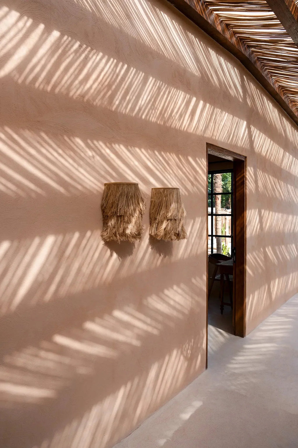 Deux appliques murales en fibres naturelles à franges longues, H35 cm, beige texturé