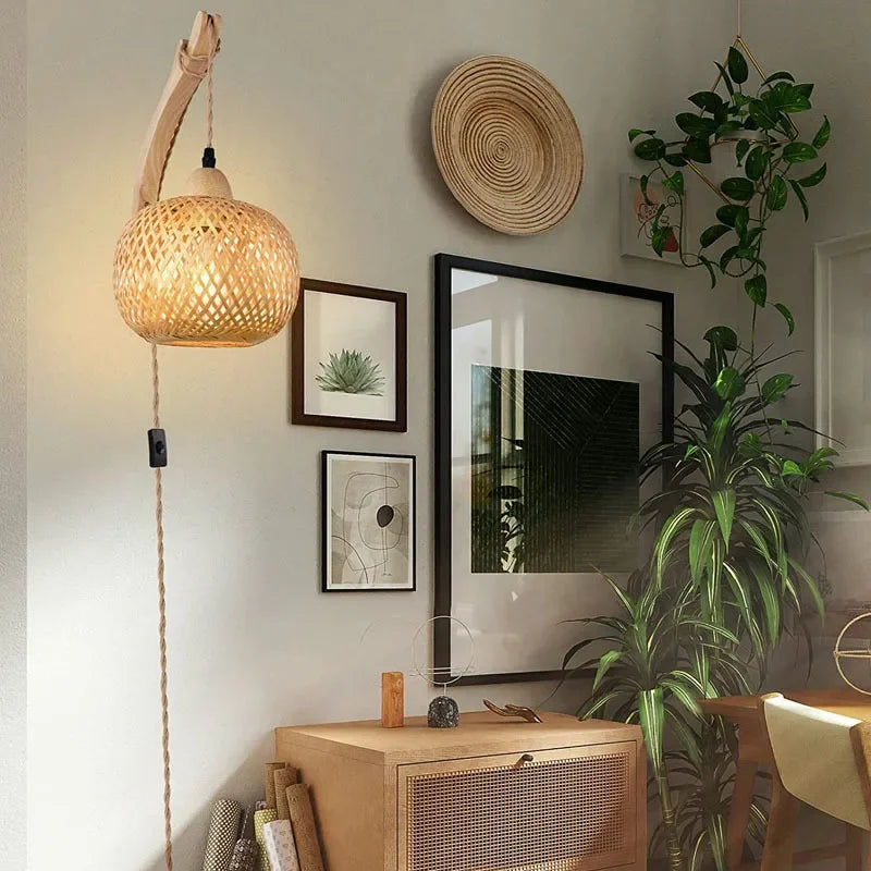 Lampe murale en rotin installée dans une pièce, ambiance naturelle et chaleureuse.